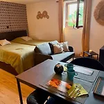 Double 7km From Track Apartment *