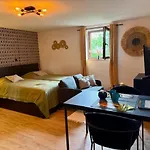 Double 7km From Track Apartment