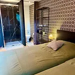 Double 7km From Track Apartment *